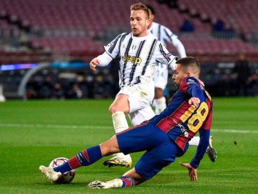 Las imperdibles imágenes del duelo Barcelona-Juventus en el Camp Nou