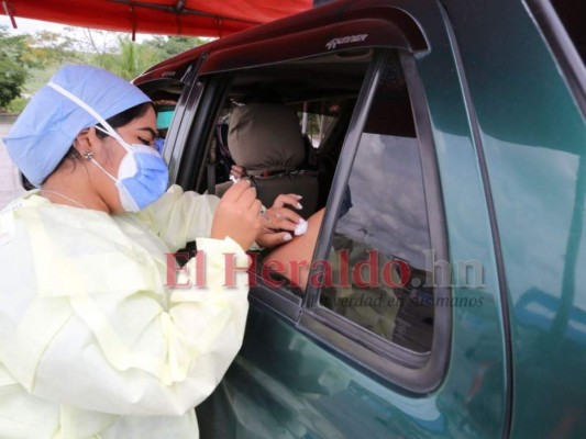 FOTOS: Siguen desbordados los centros de vacunación en la capital