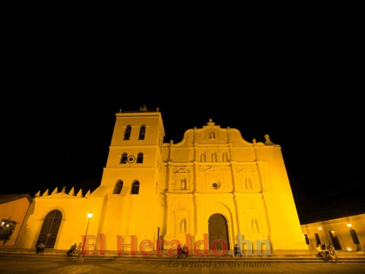 FOTOS: Caminatas, bares y karaoke; turismo nocturno en Comayagua