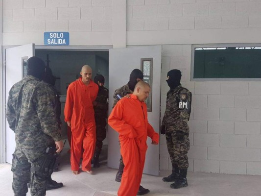 Con overol naranja y cabizbajos llegaron reos a la cárcel de 'El Pozo II'