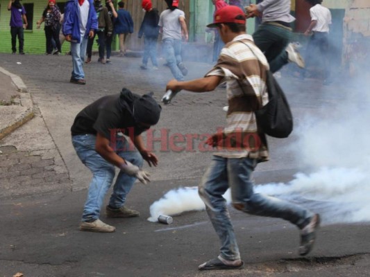 Así fue el desalojo de manifestantes de la Alianza de Oposición en el Barrio Morazán y puente La Isla