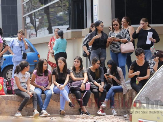 Entre llanto y dolor, familiares del maestro asesinado por su hijastro esperaban sus restos