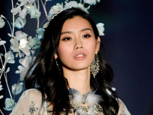 La terrible caída de Ming Xi durante el desfile de Victoria´s Secret en Shanghai