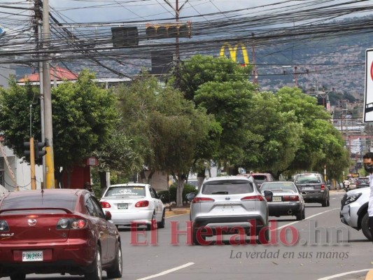 Al fin reparan semáforo en el bulevar Morazán y retorna el orden vial