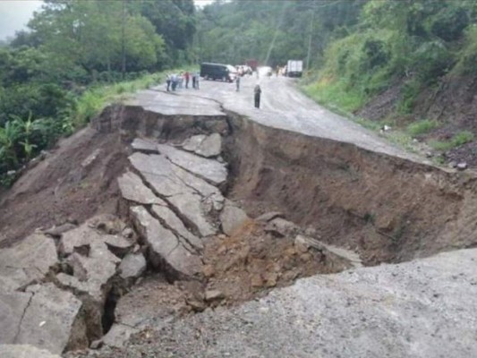 Tramo de carretera CA-4 se hunde y deja incomunicada zona occidental