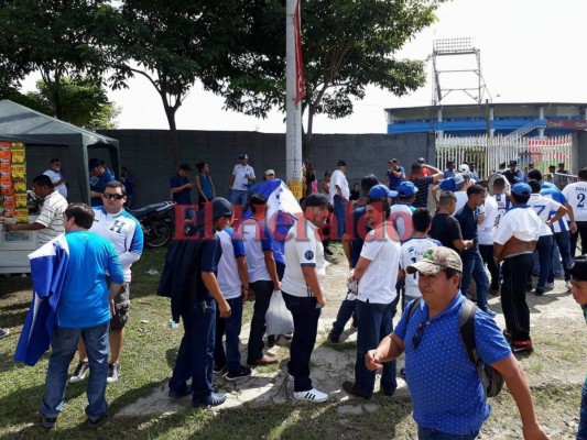 FOTOS: Banderas, gorras y camisas... ¡Todo el ambiente para el Honduras vs Australia en San Pedro Sula!
