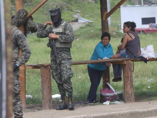 Madres lloran al saber que no podrán ver a sus hijos en la Penitenciaría Nacional en este Día de la Madre