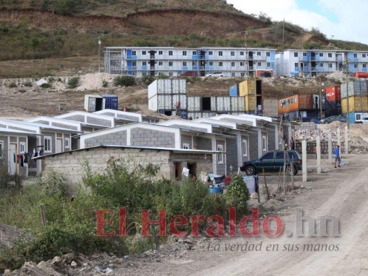 A la par de las casas contenedores se están construyendo 513 viviendas de bloque para quienes desalojarán. Foto: Emilio Flores/El Heraldo