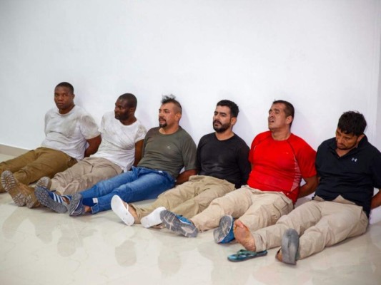 La fotografía muestra a algunos de los capturados por el magnicidio, el primero a la izquierda es el haitiano-estadounidenses James Solages y el segundo Joseph Vincent. Foto: AP