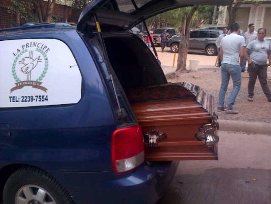 Retiran cuerpos de piloto y pasajeros de avión