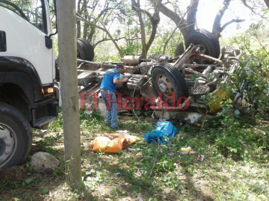 Cuatro personas atrapadas en un vehículo deja aparatoso accidente en El Roblito, Comayagua