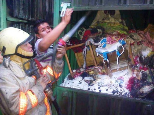 Comayagüela: Incendio consume 10 puestos en el mercado San Isidro