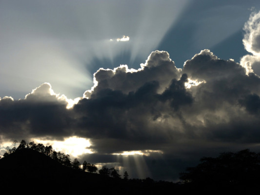 Formaciones naturales que flotan en el cielo