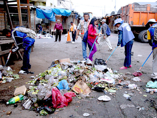 Barrenderos madrugan a recoger la basura de 2011