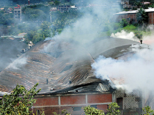 Histeria colectiva por voraz incendio que duró 21 horas