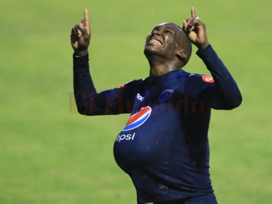 Rubilio Castillo dedica su gol a su próximo hijo