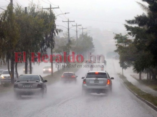 Fuertes lluvias e inundaciones deja ingreso de humedad en la capital (FOTOS)