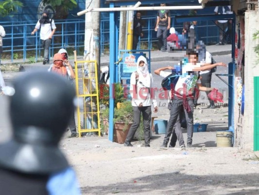 FOTOS: El enfrentamiento entre policías y estudiantes del Central en imágenes