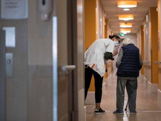 Francia reporta 753 decesos en 24 horas; suma 18,000 muertos por coronavirus