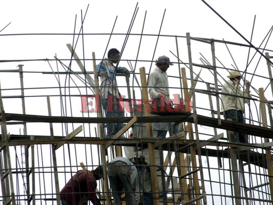 Gobierno, empresa privada y obreros acuerdan aumento al salario mínimo