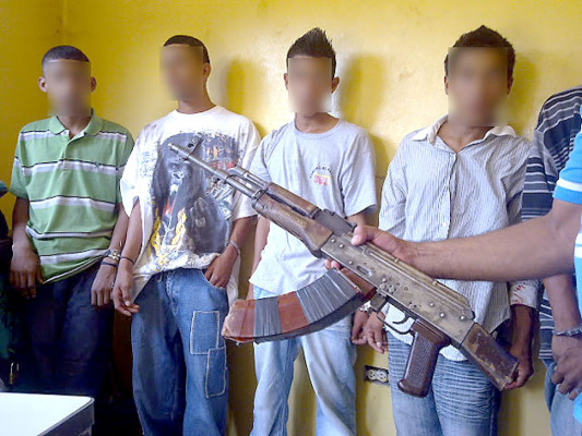 Policía captura a once supuestos mareros en posesión de fusil AK-47