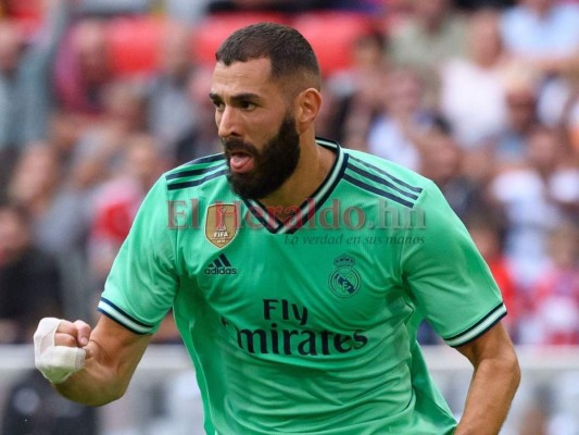Karim Benzema da aire a un Real Madrid en formación