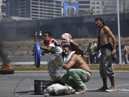 Fotos: Fuego, disparos y zozobra entre venezolanos por jornada de protestas