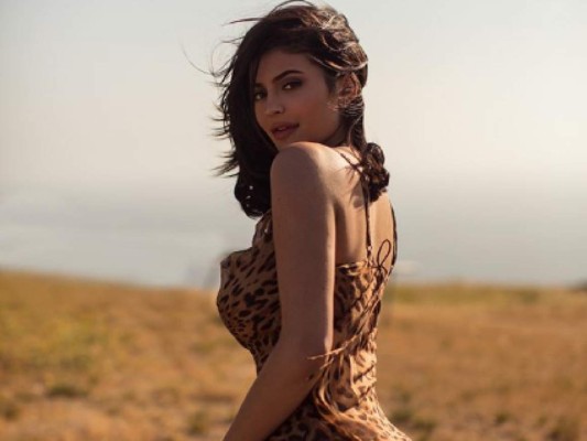 Kylie Jenner presume su costosa colección de autos naranja