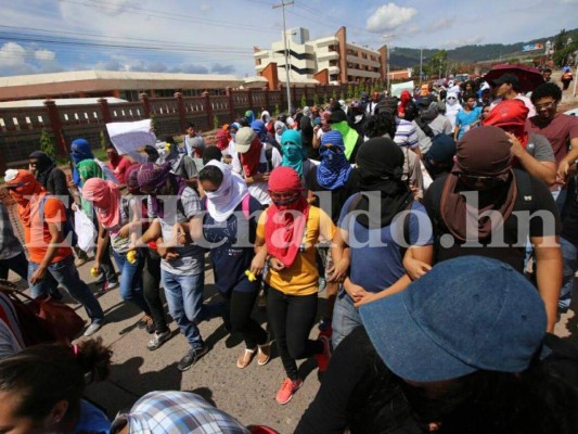 Estudiantes desalojan la UNAH de forma pacífica