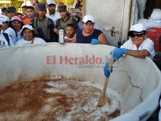 FOTOS: Así es el guacal con pozol más grande del mundo en Choluteca