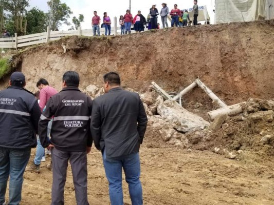 Las imágenes que dejó la caída de un muro sobre vehículos en Ecuador