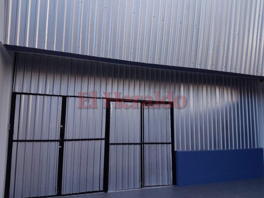 'Sellan' con lámina de zinc edificios destrozados por manifestantes de la Alianza de Oposición