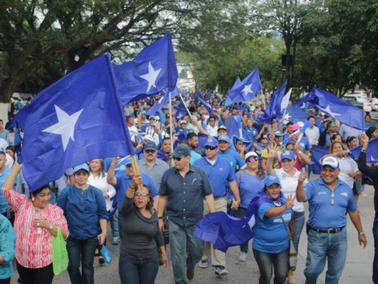 Nacionalistas marchan a favor de Juan Orlando Hernández bajo la consigna 'Victoria Total'