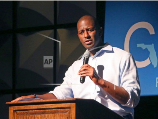 El alcalde de Tallahassee, el demócrata Andrew Gillum habla en un acto de su campaña para gobernador de Florida el lunes, 5 de noviembre del 2018, en Crawfordville, Florida.