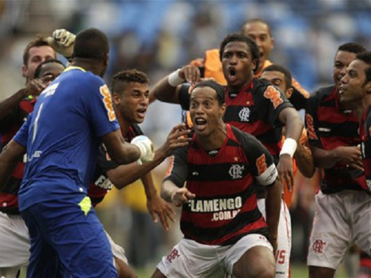 Ronaldinho se va de Flamengo y demanda al club