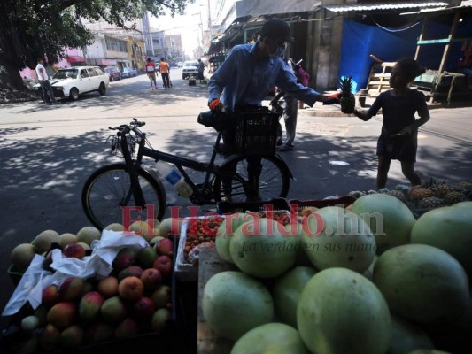 FOTOS: Viernes Santo con mercados y bancos abarrotados en la capital