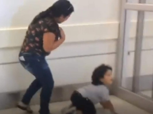 Padres hondureños viven dramático reencuentro con su hijo, por política 'tolerancia cero'