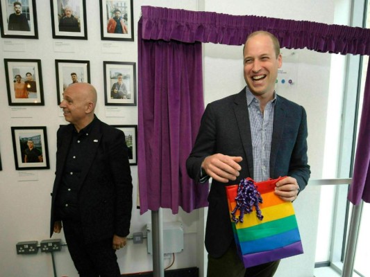 Príncipe William asegura que no tendría problemas con un hijo gay