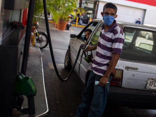 FOTOS: El suplicio de los venezolanos por agua y combustible en cuarentena