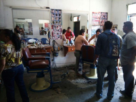 Decapitado encuentran a barbero dentro de su negocio en Tela