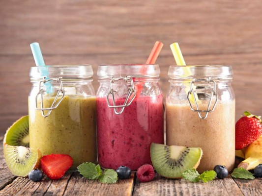 Prepara cuatro smoothies deliciosos para empezar tu día de la mejor manera