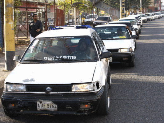 Taxistas salen a las calles a exigir bono compensatorio