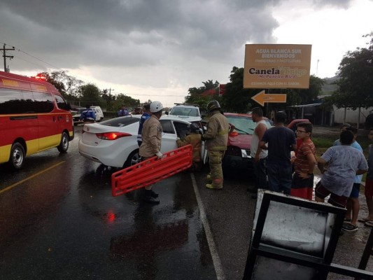Familia se salva de morir al caer su vehículo a un precipicio en carretera a Cortés