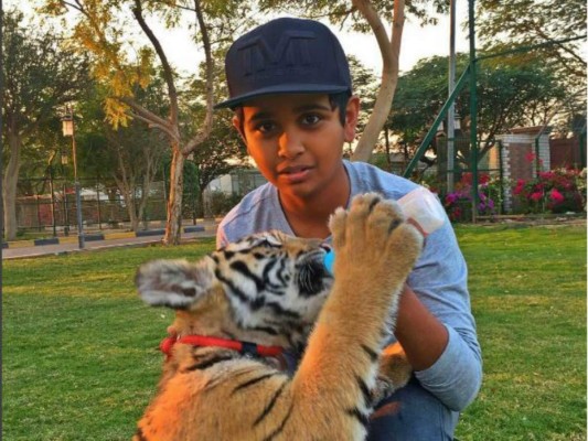 El niño millonario de Dubai que presume fotos con famosos
