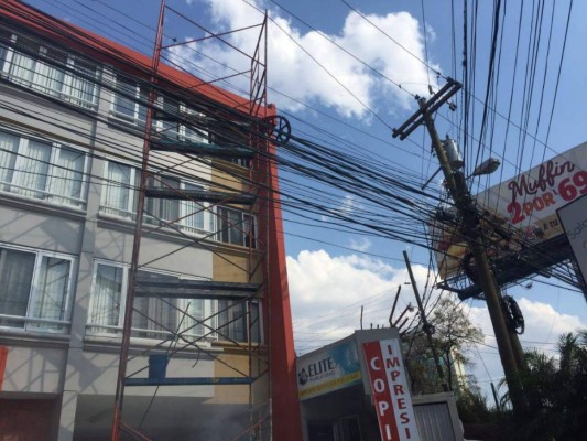 Hombre muere electrocutado mientras limpiaba los vidrios de edificio