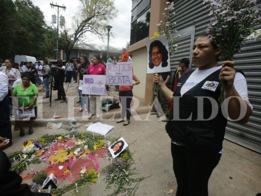 Cientos de personas rindieron homenaje a la líder hondureña Berta Cáceres, asesinada el pasado jueves en La Esperanza, Intibucá.