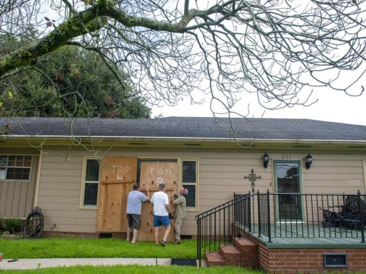 Evacuaciones masivas y estado de emergencia, golfo de EE UU se prepara para el huracán Ida