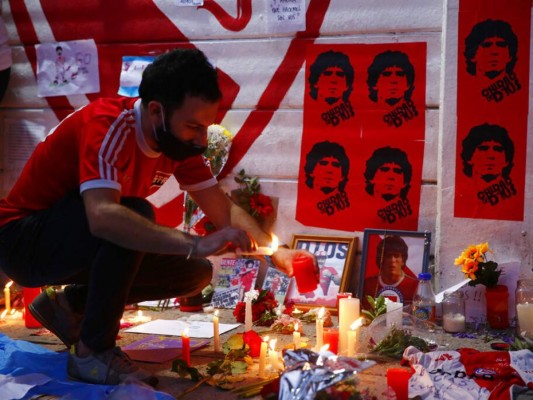 Grandes y chicos lloran a Maradona, el 'pibe de oro' que les llevó a la gloria (FOTOS)