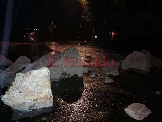 ¡Precaución! Enormes piedras obstaculizaron calles del anillo periférico tras tomas de la Alianza