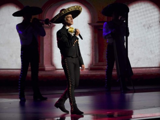 Alejandro Fernández interpreta un popurrí en la 20a edición de los Latin Grammy en Las Vegas el 14 de noviembre de 2019. Foto: AP